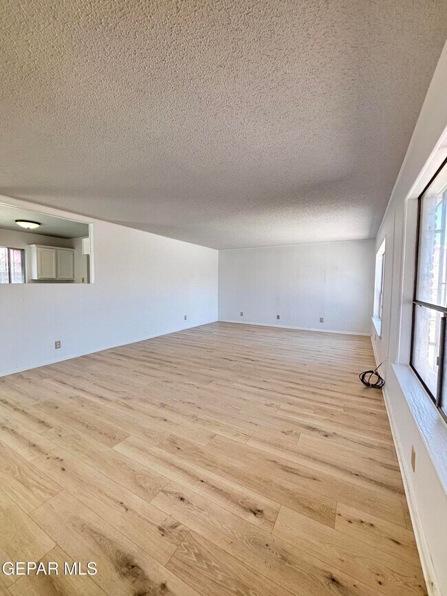 Foto del edificio - 5808 Dearborne Dr