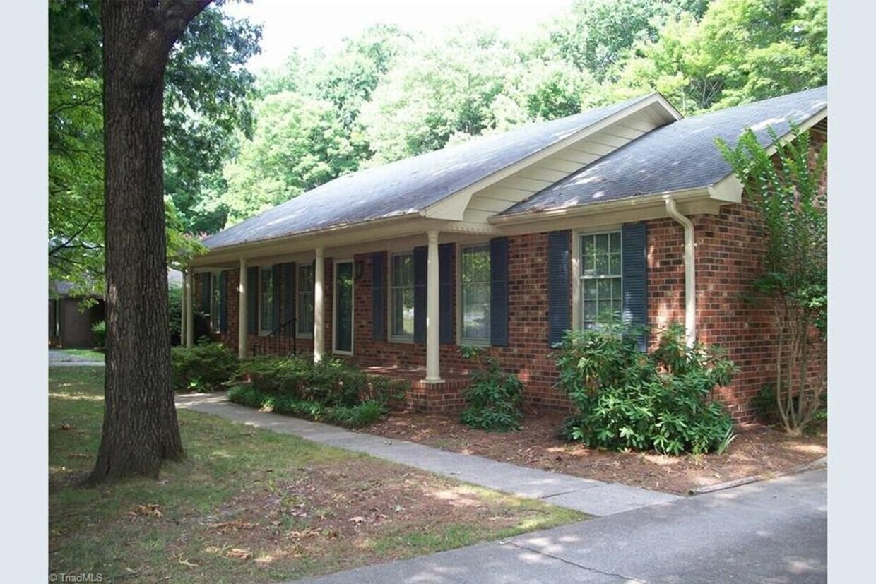 Building Photo - JEFFERSON WOODS 3 bedroom