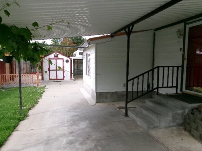 Foto del edificio - NIce 2 bed, 1 bath with small shop close to recreation