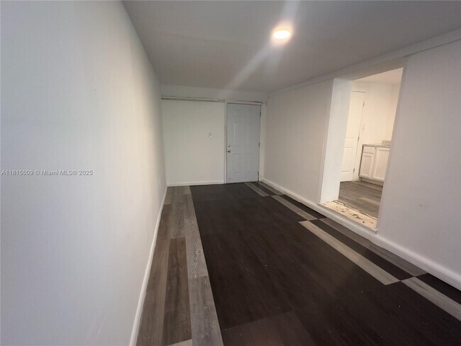 Foto del edificio - 225 NE 56th St