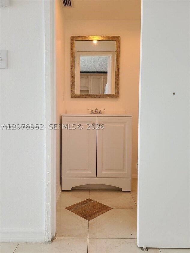 Foto del edificio - 1228 West Dr