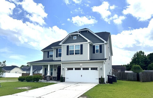 Building Photo - Beautiful Kitchen, Fenced Yard, Community Pool – Welcome Home!