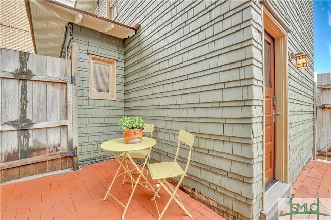 Building Photo - 410 E Victory Dr