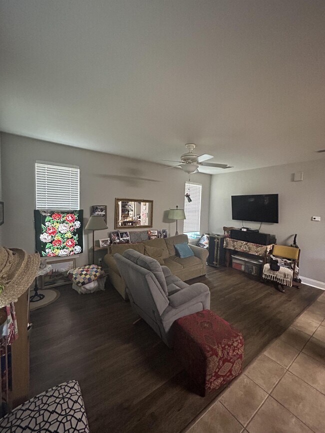 Building Photo - 30 N Wildflower Dr
