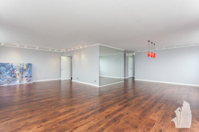 Building Photo - Beautiful 2 Bedroom Condo in Gold Coast!