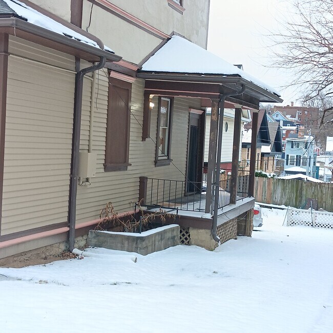 Foto del edificio - 325 McGregor Ave