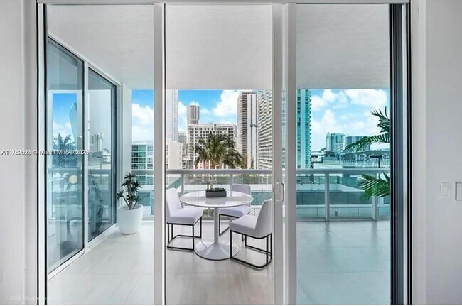Foto del edificio - 480 NE 30th St
