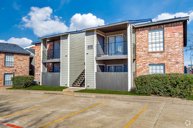 Building Photo - The Summit Apartments