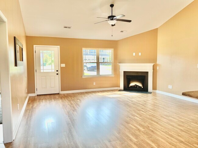 Foto del edificio - 421 McCall Dr