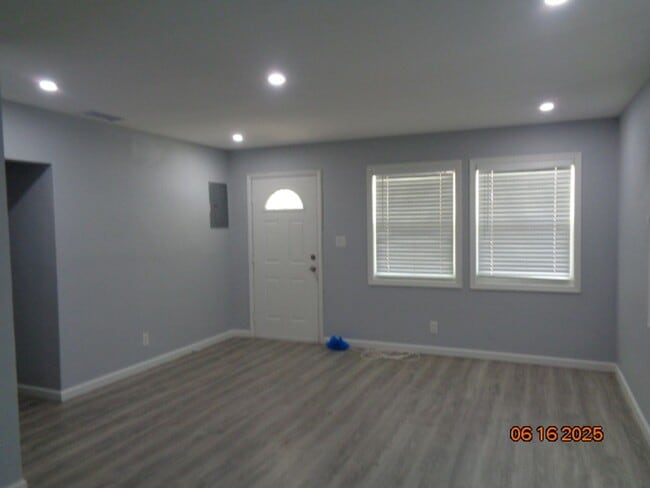 Building Photo - Cute and Cozy Ranch Style Home in East Lan...