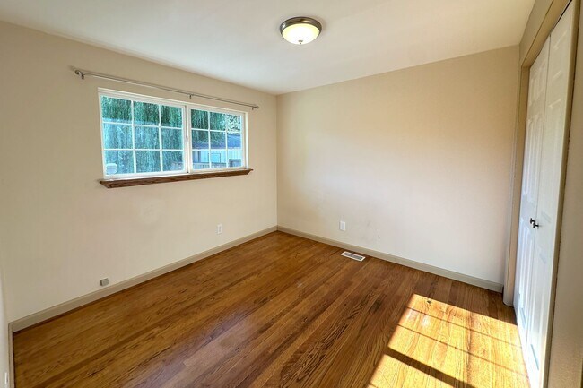 Building Photo - Bright and spacious 5bd 2 ba house in Edmo...