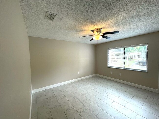 Building Photo - Welcome home to this charming 2-bedroom, 2...