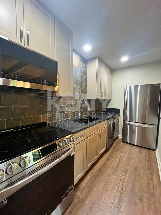 Building Photo - 2 bedroom with a Jack and Jill bathroom No...