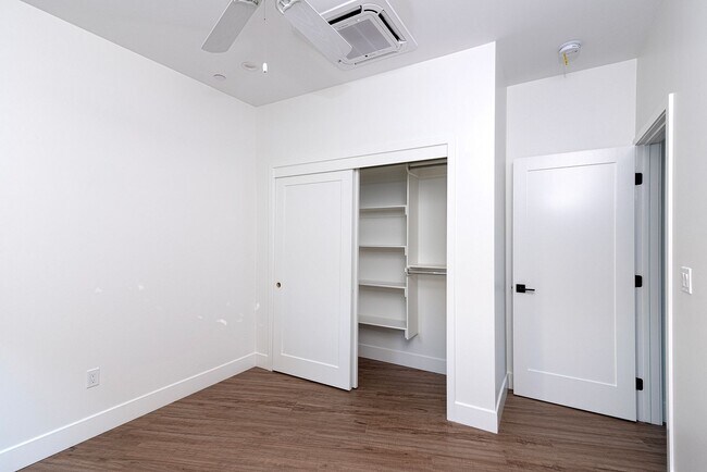 Building Photo - Live Oak 31-35