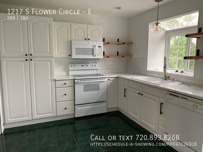 Building Photo - Luxury Living in Lakewood: Your Dream Home...