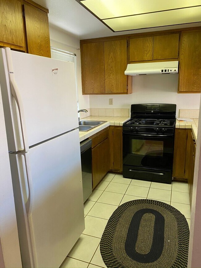 Building Photo - AVAILABLE JULY- 2 Bedroom/ 2 Bathroom Cond...