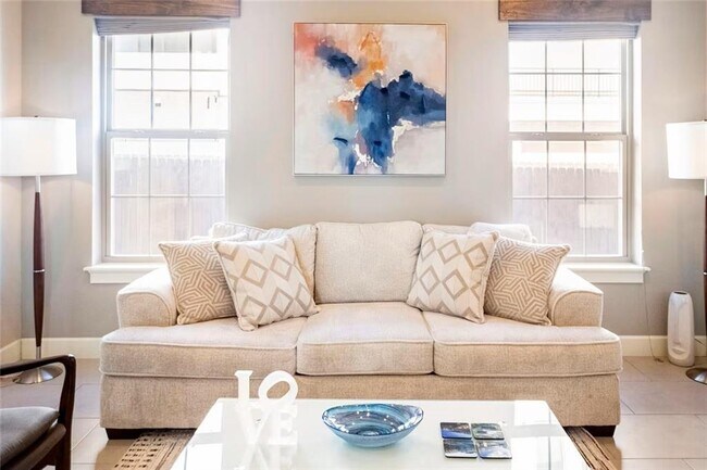 Building Photo - 212 SE A St