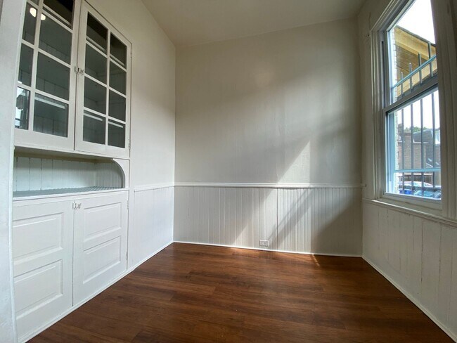 Foto del edificio - Amazing Two Bedroom in Oakland with a Back Porch - A Perfect Univ. of Pitt Location! Call Today!