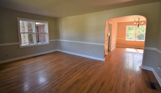 Building Photo - 4 bed/3.5 bath, half acre lot, 100 yards f...