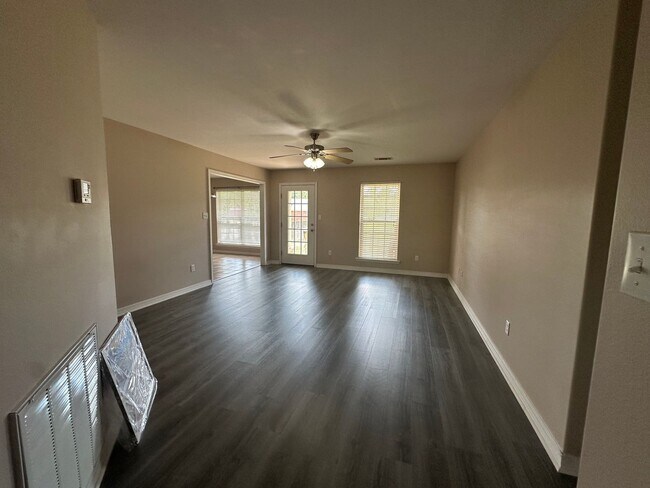 Building Photo - Welcome to this charming 3-bedroom, 2-bath...