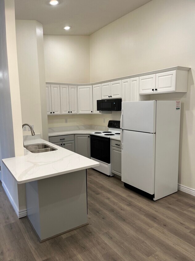 Foto principal - 1541 N Riverside Ave