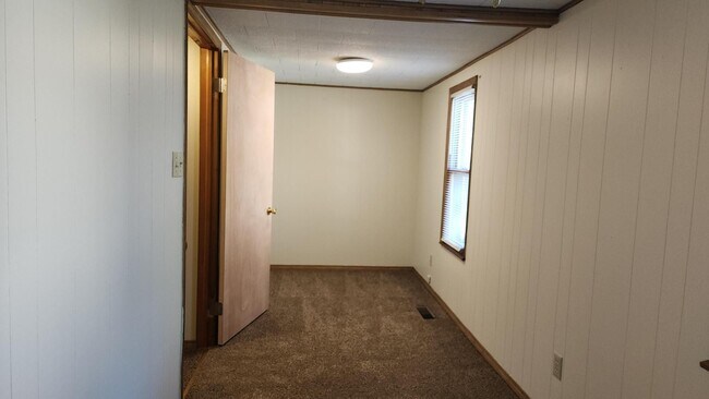 Building Photo - Nice 2 Bedroom in Fairview