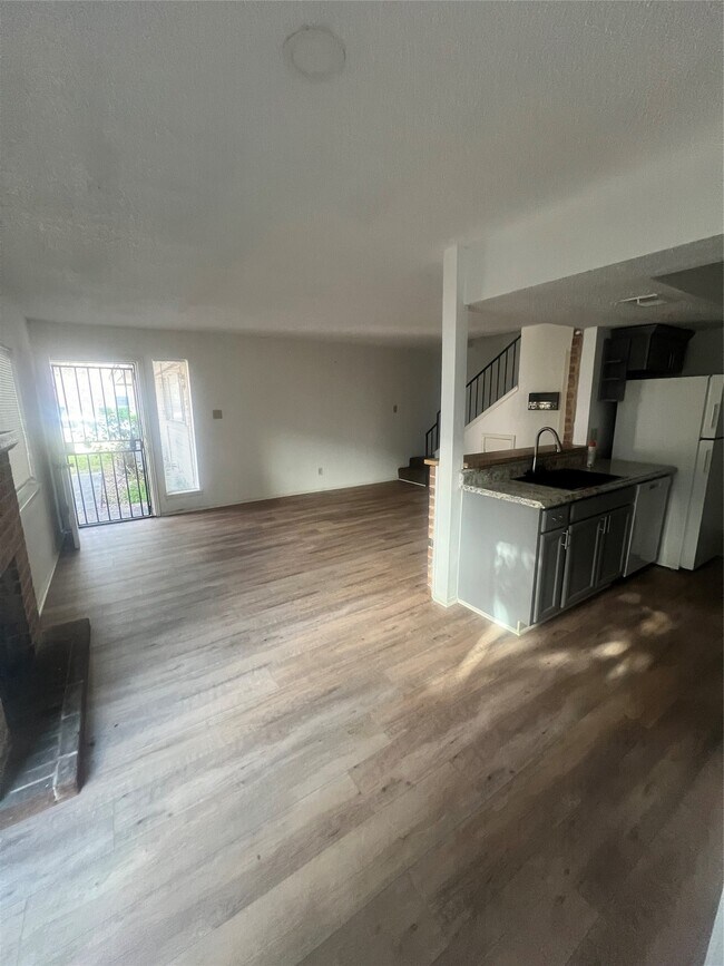 Building Photo - 5670 Birchmont Dr