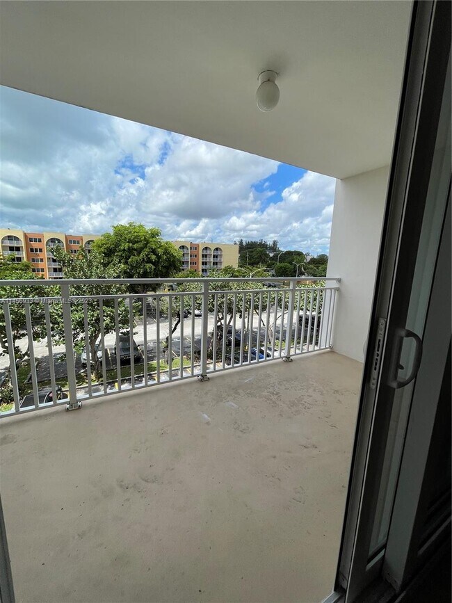 Building Photo - 6950 Miami Gardens Dr