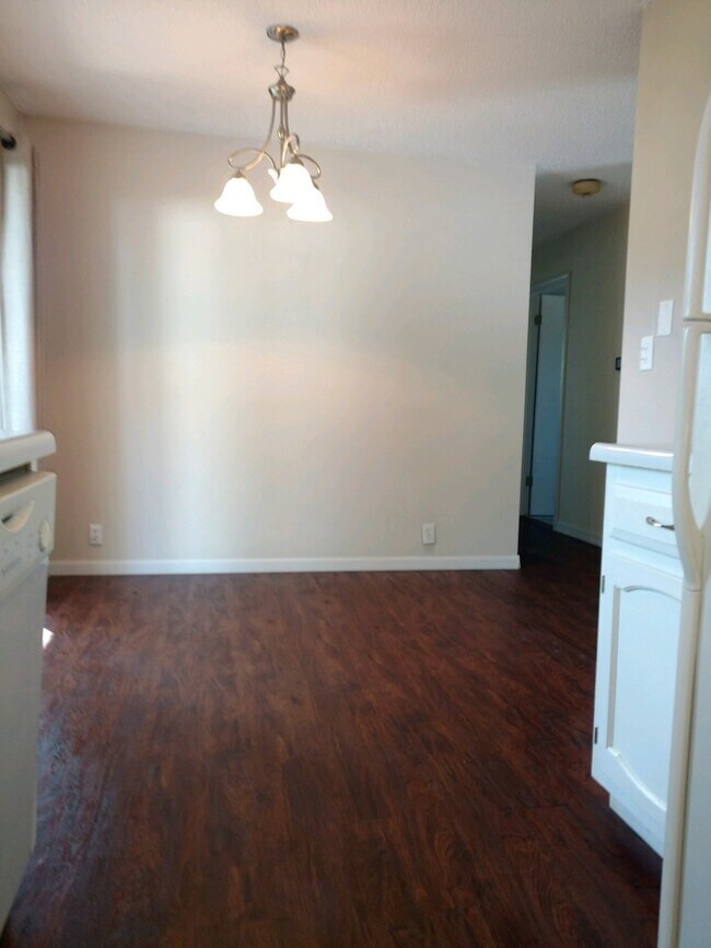 Building Photo - Charming 4 Bed / 1 Bath Ranch – Now Available!