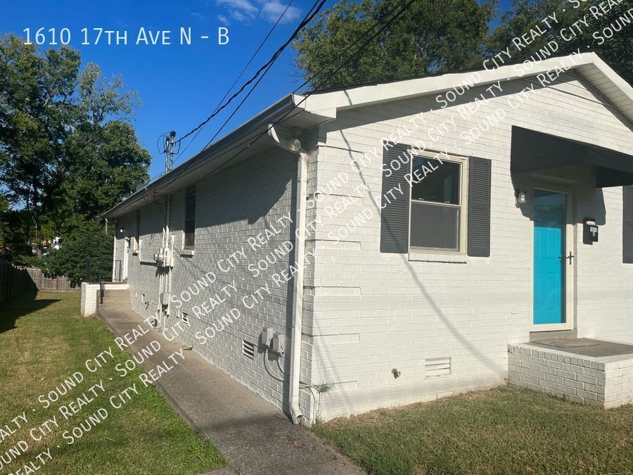 Foto principal - 2 Bed/1 Bath Duplex - 17th Ave N - Buchana...