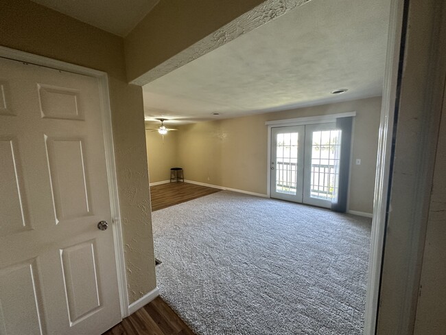 Building Photo - 2437 Lakeshore Dr