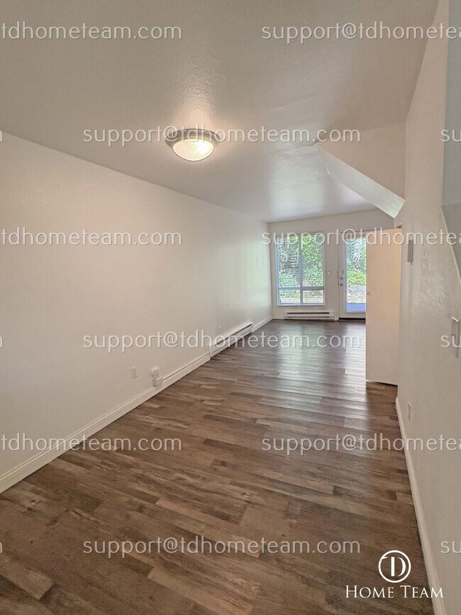 Building Photo - "Charming 2-Bedroom Townhouse Retreat in S...