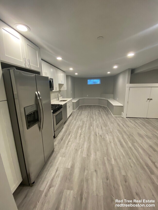 Building Photo - 190 Kelton St