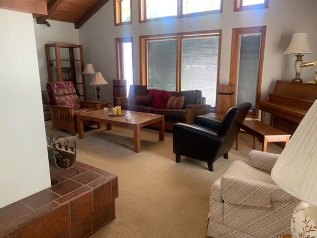 Building Photo - FURNISHED BEDROOM FOR RENT IN GORGEOUS 3 B...