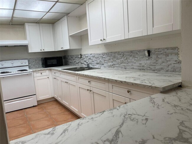 Foto del edificio - 10000 NW 80th Ct
