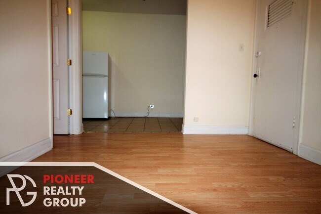 Building Photo - 4852 N Damen Ave