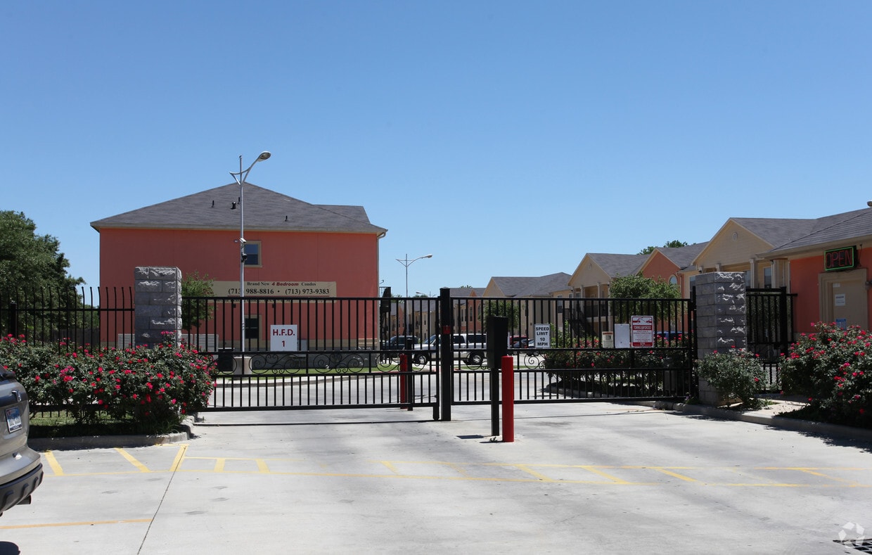 Villa Laverne Apartments in Houston, TX