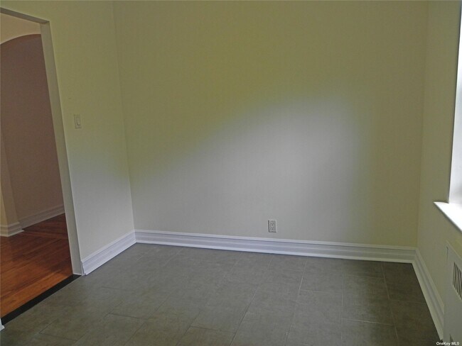 Building Photo - 160 S Middle Neck Rd