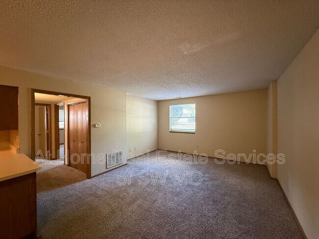 Building Photo - 2856 S Rogers Ave