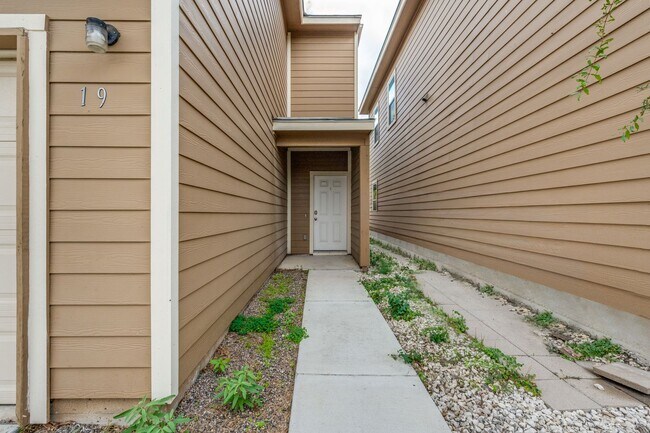 Foto del edificio - 3-BEDROOM TOWNHOME IN NORTH SHEARER HILLS