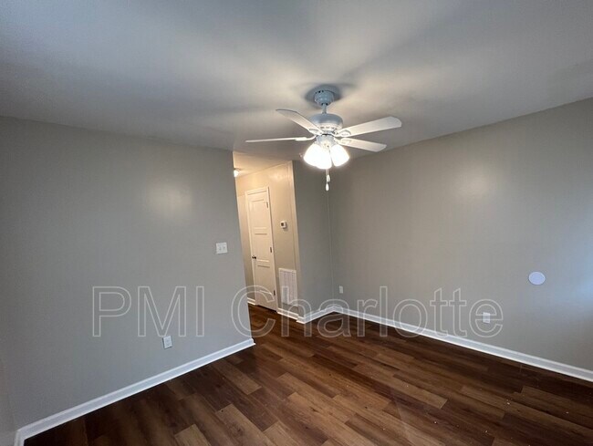 Building Photo - 623 W Iredell Ave
