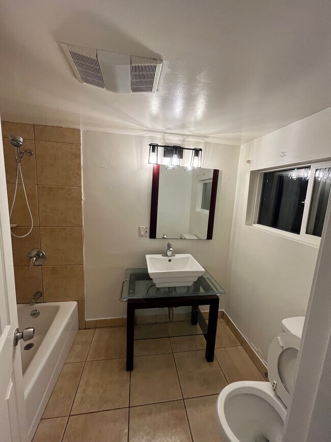 Foto del edificio - 3003 Benedict Canyon Dr
