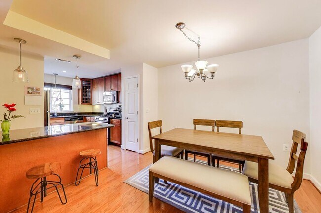 Foto del edificio - Light-filled 2bd/2ba right on S Four Mile Run $2850