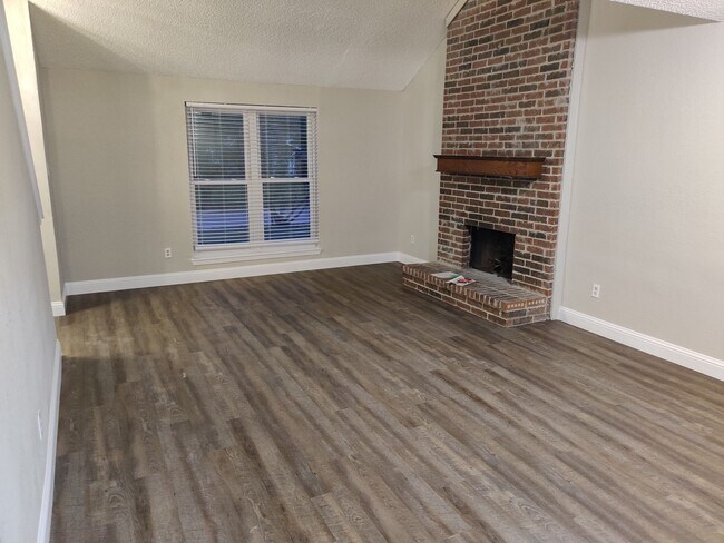 Foto del edificio - 1409 Golden Grove Dr