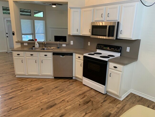 Foto del edificio - 2040 Garden Crest Ln