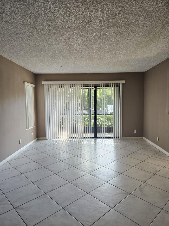 Building Photo - 724 Sunny Pine Way