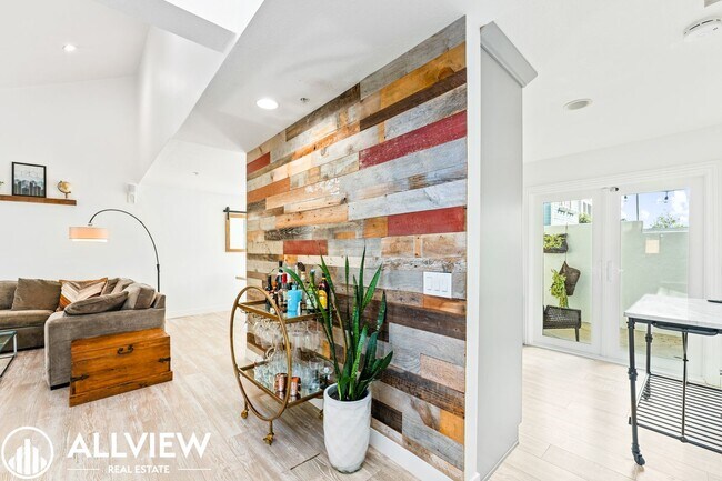Building Photo - Gorgeous 2 Bed 2.5 Bath in the Desirable C...