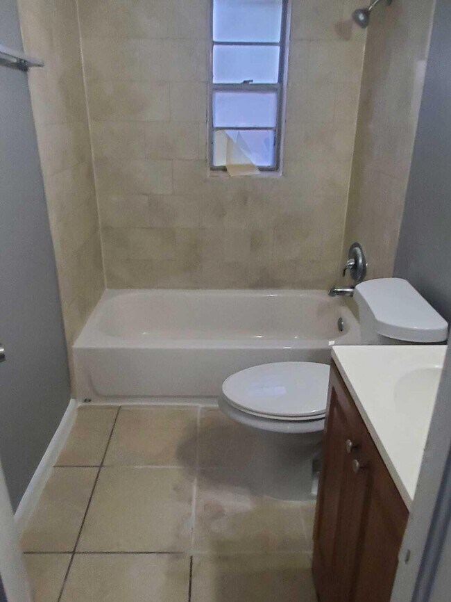 Foto del edificio - 1232 W 35th St