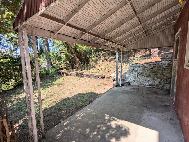 Building Photo - Spacious 2 bedroom 1 bathroom single famil...
