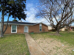 Building Photo - 901 Wandering Way Dr